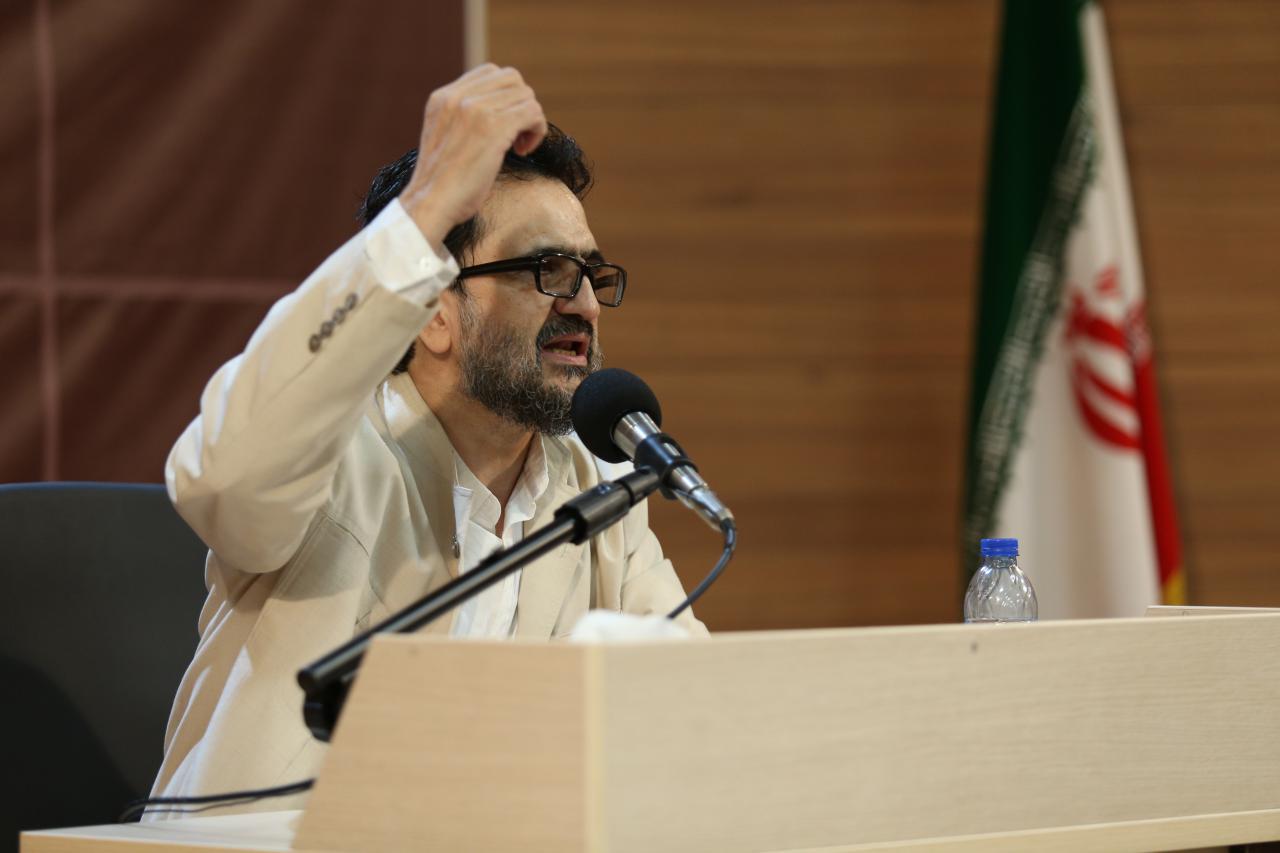 گفت و گو | روشنفکر ایرانی نسبتی با جامعه خود ندارد